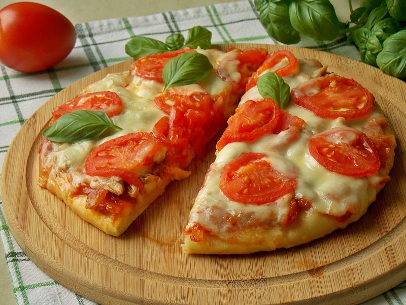 Простая пицца с помидорами
